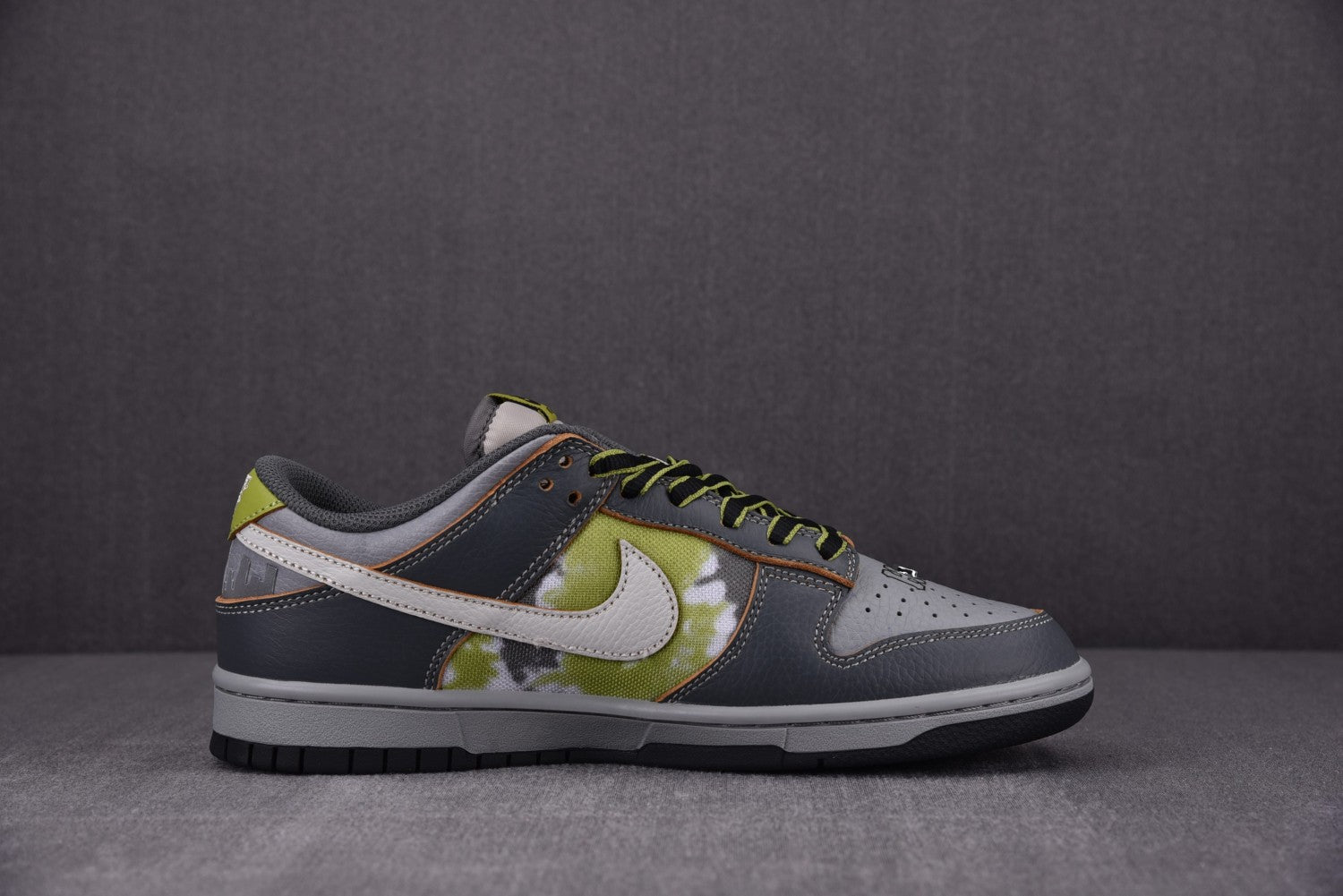 NIKE DUNK SB LOW “Friends and Family”